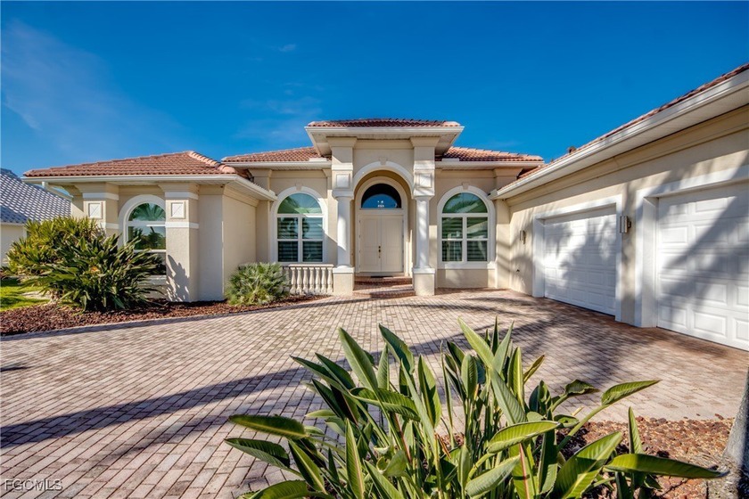LUXURY LIVING LOCATED ON INCREDIBLE GULF ACCES LOCATION. This - Beach Home for sale in Cape Coral, Florida on Beachhouse.com