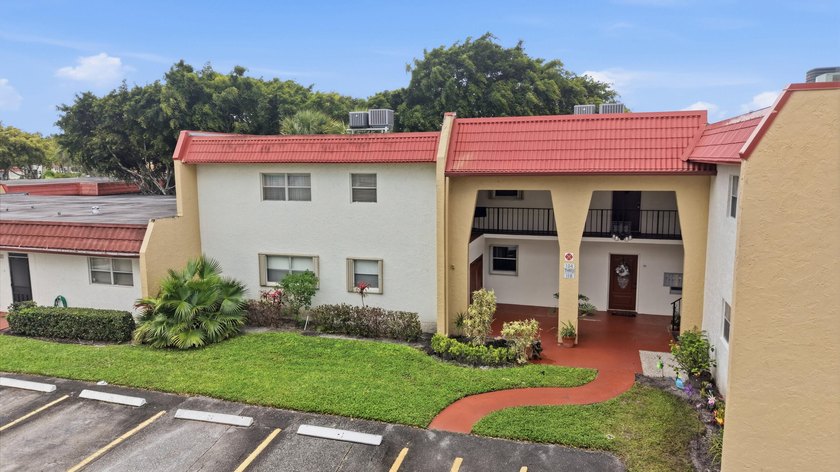 Beautifully upgraded corner unit in Golden Lakes with a stunning - Beach Condo for sale in West Palm Beach, Florida on Beachhouse.com