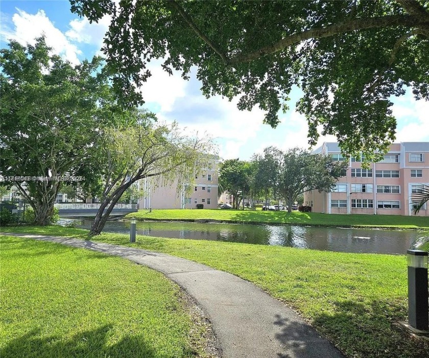 CENTRALLY LOCATED UPDATED 1 BED 1.5 BATH PLUS OFFICE/DEN AREA - Beach Condo for sale in Sunrise, Florida on Beachhouse.com