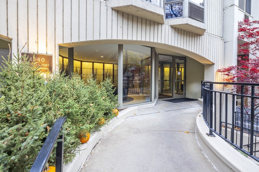 Updated and spacious Gold Coast studio with Dearborn Street - Beach Home for sale in Chicago, Illinois on Beachhouse.com