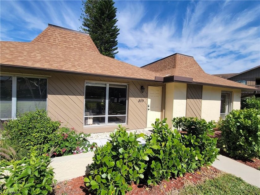 Enjoy everything Naples has to offer at this peaceful and - Beach Condo for sale in Naples, Florida on Beachhouse.com