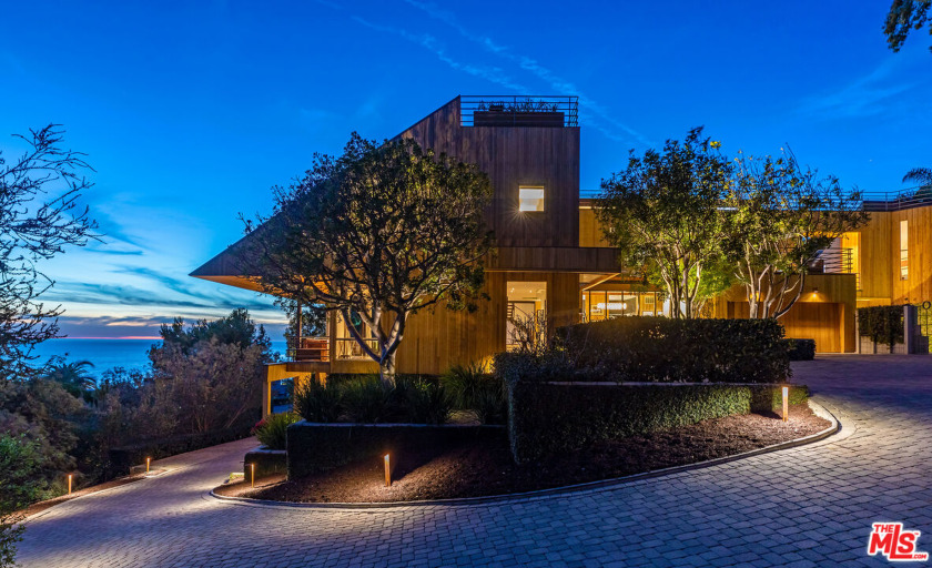 Step into this spectacular Malibu architectural estate, with its - Beach Home for sale in Malibu, California on Beachhouse.com