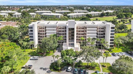 This stunning apartment, recently remodeled, is situated in the - Beach Condo for sale in Boca Raton, Florida on Beachhouse.com