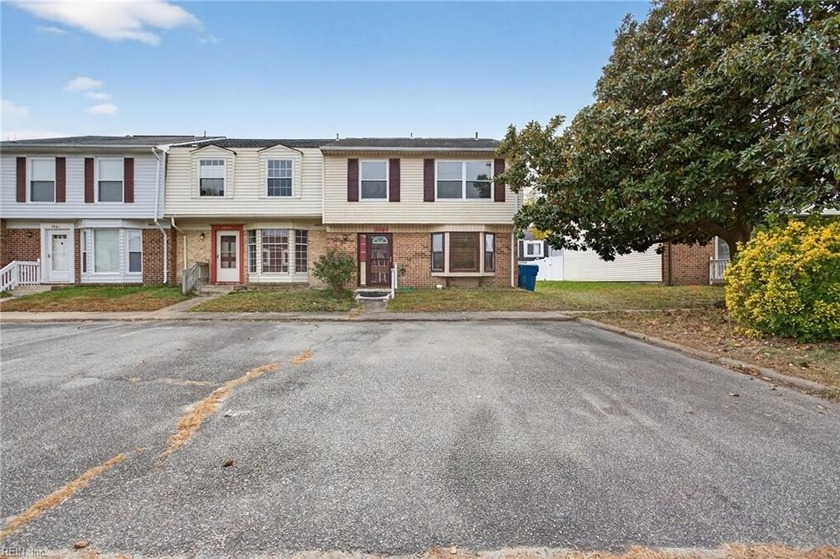 Charming 4 bed, 2.5 bath end-unit townhouse in the heart of - Beach Townhome/Townhouse for sale in Virginia Beach, Virginia on Beachhouse.com
