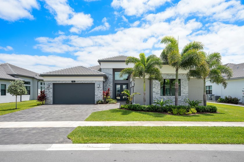 Beautifully appointed Carmel model on oversized lakefront lot - Beach Home for sale in Boynton Beach, Florida on Beachhouse.com