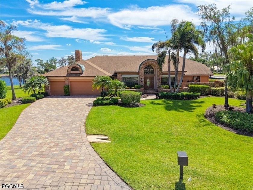 This Arthur Rutenberg Classic boasts of over 4,100 sq ft of - Beach Home for sale in Fort Myers, Florida on Beachhouse.com