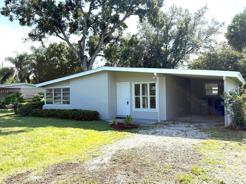 BRAND NEW ROOF! GORGEOUS SINGLE FAMILY HOME,THIS 3-BEDROOM BLOCK - Beach Home for sale in Vero Beach, Florida on Beachhouse.com