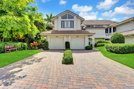 RENOVATED, VIEWS & BARGAIN-PRICED.  Fabulous lake vistas & an - Beach Condo for sale in Boca Raton, Florida on Beachhouse.com