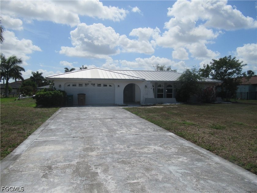 Boater's dream in Cape Coral's sought-after Yacht Club area! - Beach Home for sale in Cape Coral, Florida on Beachhouse.com