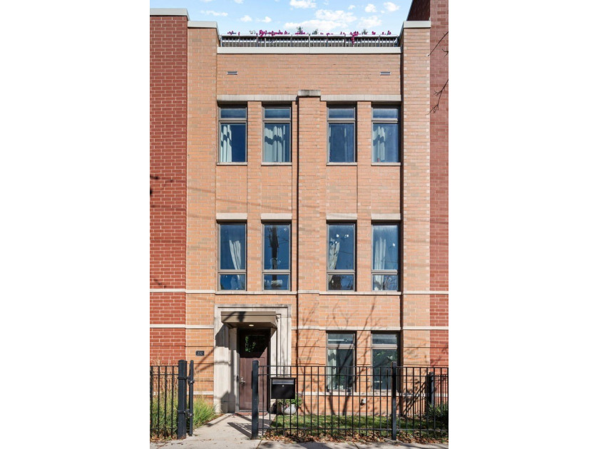 A beautifully appointed, extra-large town home in an exceptional - Beach Townhome/Townhouse for sale in Chicago, Illinois on Beachhouse.com