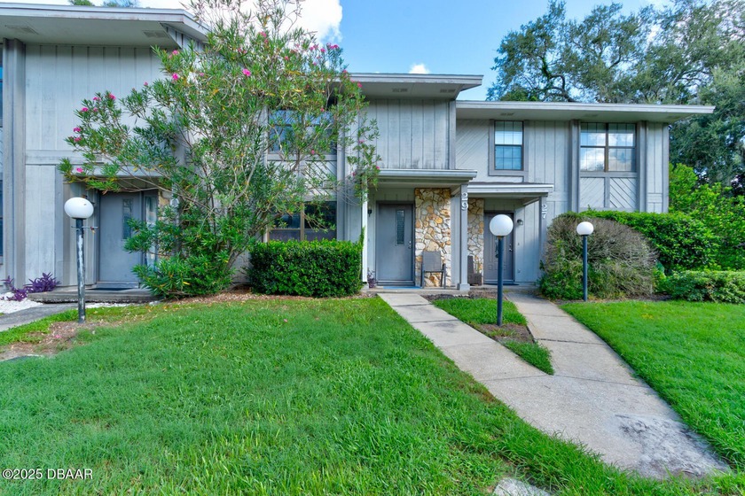 Welcome to this 2-bedroom, 2.5-bath townhome in the heart of - Beach Townhome/Townhouse for sale in Ormond Beach, Florida on Beachhouse.com