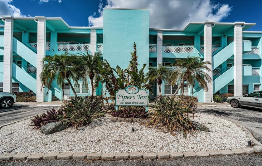 Decorator perfect waterfront condo with a deep water, deeded - Beach Condo for sale in Dunedin, Florida on Beachhouse.com