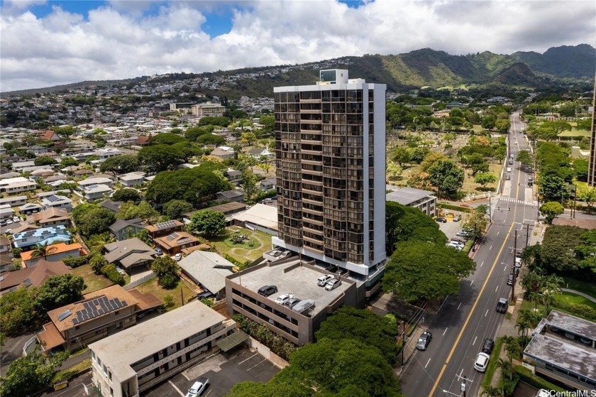 Great one bedroom one bath unit has it all!   Spectacular Views - Beach Condo for sale in Honolulu, Hawaii on Beachhouse.com