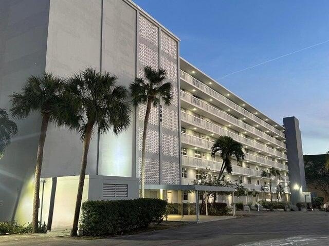 Big price improvement! This 2/2 plus den (can be a 3rd bedroom) - Beach Condo for sale in Boca Raton, Florida on Beachhouse.com