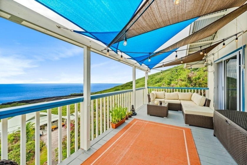 COASTLINE, SURF & SUNSET VIEWS from Stylish remodeled home. Open - Beach Home for sale in Captain Cook, Hawaii on Beachhouse.com
