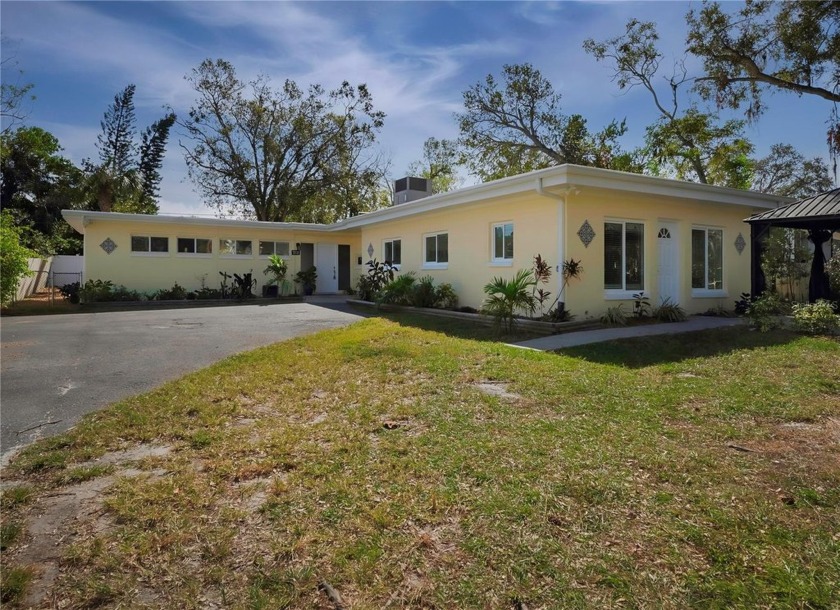 Presenting abundant opportunites as a WORK / LIVE place - Beach Home for sale in St. Petersburg, Florida on Beachhouse.com