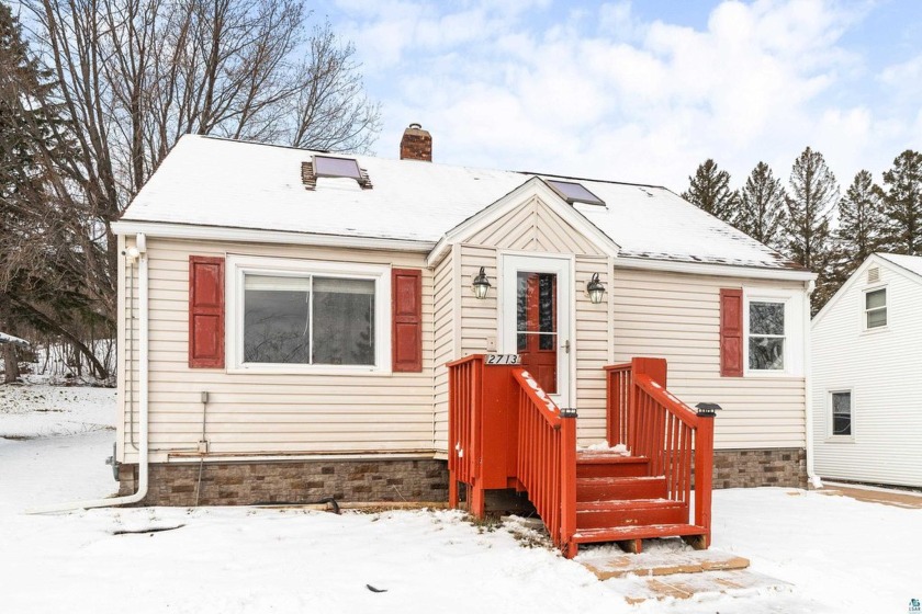 Nicely updated 4 bedroom, 2 bath home.  Two main floor bedrooms - Beach Home for sale in Duluth, Minnesota on Beachhouse.com