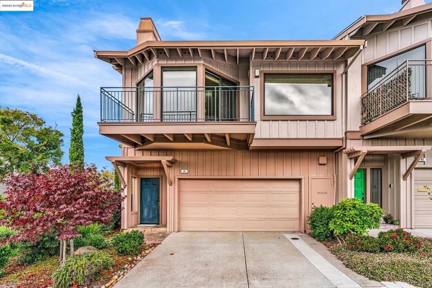Welcome to 39 Starview Drive, a spacious 3-bedroom, 3-bathroom - Beach Townhome/Townhouse for sale in Oakland, California on Beachhouse.com