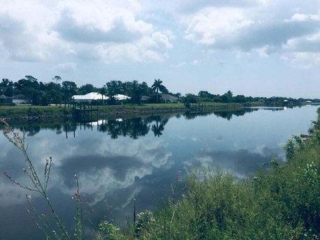 BEAUTIFUL WATER LOT ON WIDE AND DEEP C-24 CANAL !  Get approval - Beach Lot for sale in Port Saint Lucie, Florida on Beachhouse.com