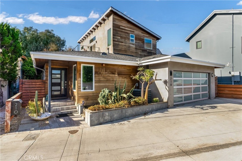 This modern home in Newport Heights seamlessly blends style and - Beach Home for sale in Newport Beach, California on Beachhouse.com