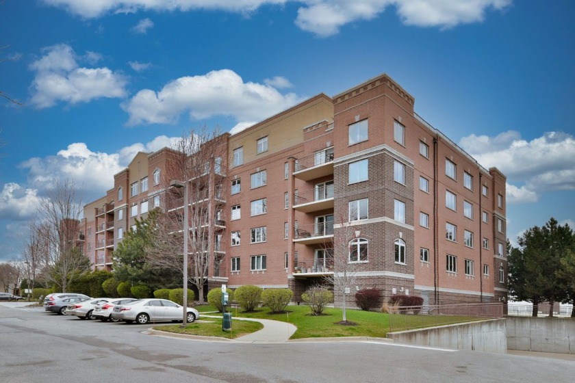 The ever popular Madison Place Condominiums with walking - Beach Home for sale in Skokie, Illinois on Beachhouse.com