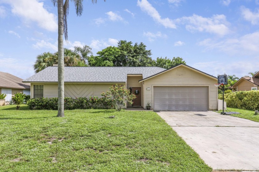 Come take a look at this 3 bedroom, 2 bath ranch style home - Beach Home for sale in Hobe Sound, Florida on Beachhouse.com