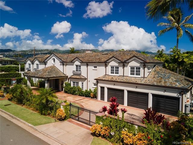 Stunning Kahala estate of over 7100 square feet of interior - Beach Home for sale in Honolulu, Hawaii on Beachhouse.com