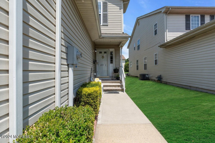 Beautiful 3 bedroom, 2 and a half bath duplex with an open floor - Beach Condo for sale in Long Branch, New Jersey on Beachhouse.com