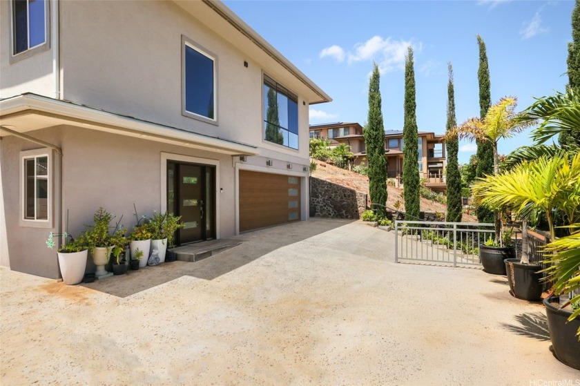 Elegant home at Wai Kaloi in Makakilo, built in 2021 - Beach Home for sale in Kapolei, Hawaii on Beachhouse.com