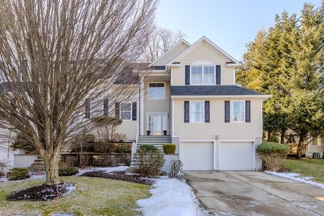 This well-maintained 3-bedroom, 2.5-bath condo is located in a - Beach Condo for sale in Port Jefferson, New York on Beachhouse.com