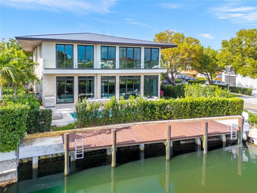 Sophisticated contemporary waterfront in exclusive and - Beach Home for sale in North Miami, Florida on Beachhouse.com