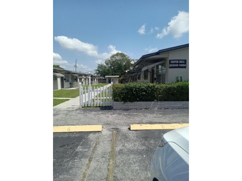 Small 12 unit complex very close to I95 for easy, quick access - Beach Home for sale in Hollywood, Florida on Beachhouse.com