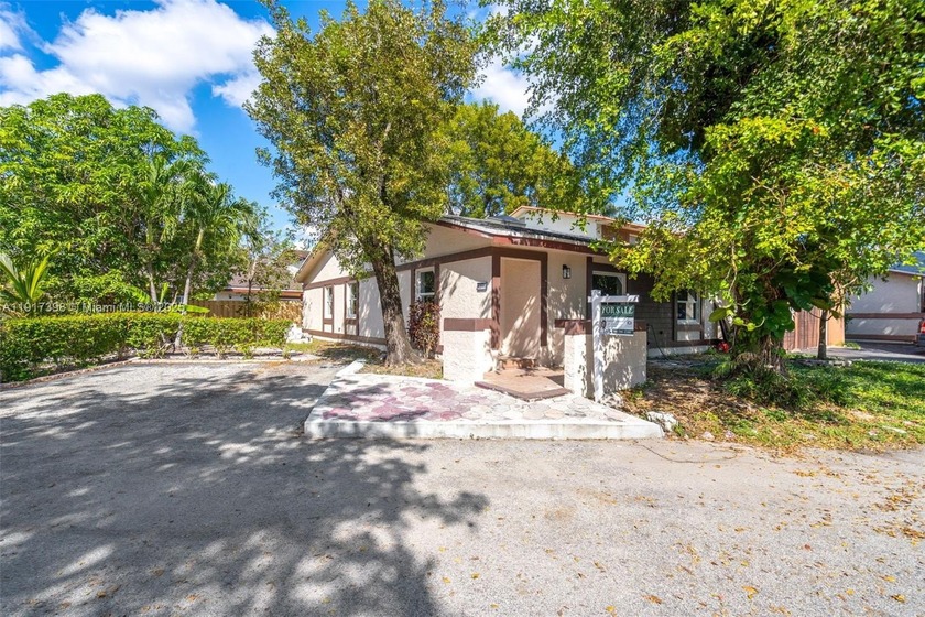 Fully remodeled 3BR home on a corner lot featuring a modern - Beach Home for sale in Sunrise, Florida on Beachhouse.com