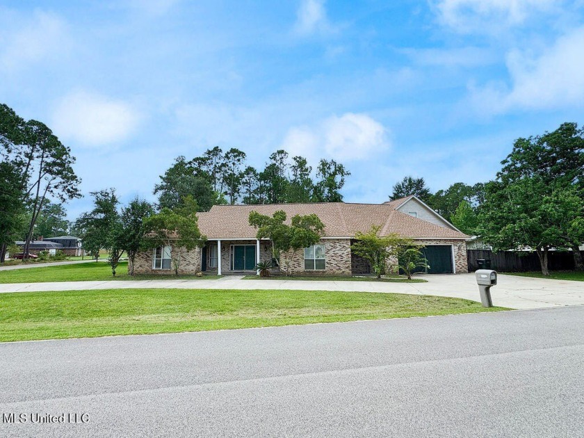 Motivated Seller! Spacious 5BR/5BA Home in Beautiful Diamondhead - Beach Home for sale in Diamondhead, Mississippi on Beachhouse.com
