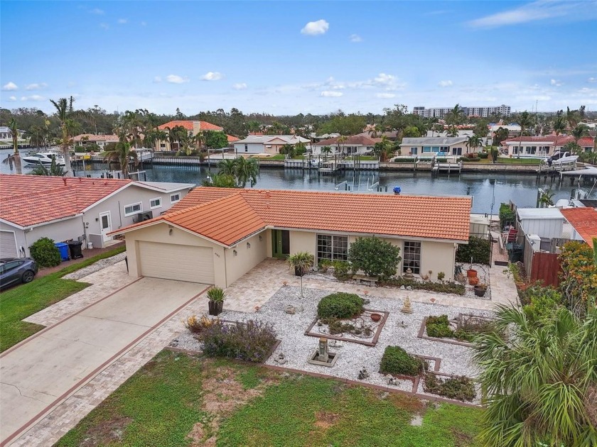 Welcome to the this waterfront BROADWATER BOATERS RETREAT! - Beach Home for sale in St. Petersburg, Florida on Beachhouse.com