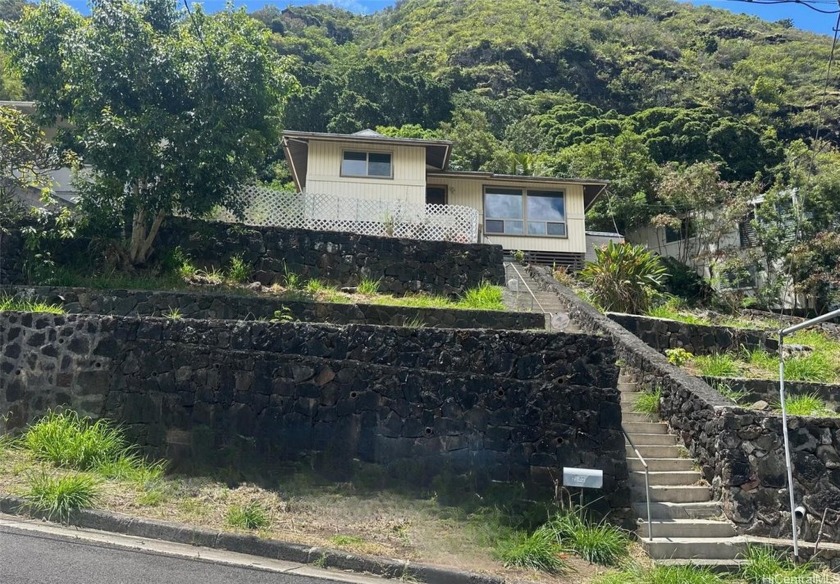 Location! Location! Location! This charming single-family home - Beach Home for sale in Honolulu, Hawaii on Beachhouse.com