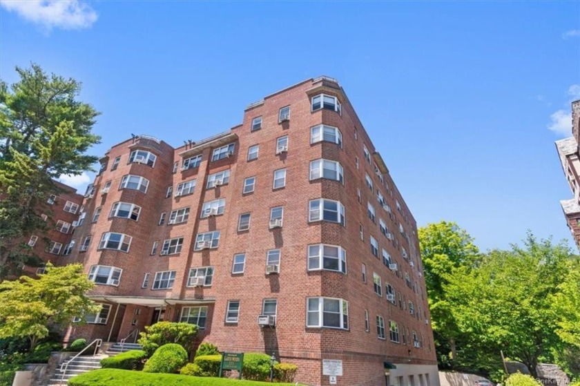 Welcome to your new home! This open, bright, and spacious fifth - Beach Home for sale in Eastchester, New York on Beachhouse.com