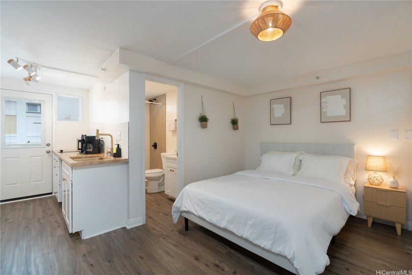 This PENTHOUSE LEGAL 2 BEDROOM SHORT TERM RENTAL is ready to - Beach Condo for sale in Honolulu, Hawaii on Beachhouse.com