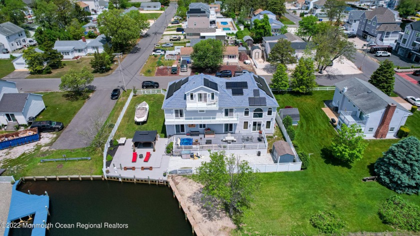 Large, water front lot measuring 100x100! This beautifully - Beach Home for sale in Toms River, New Jersey on Beachhouse.com