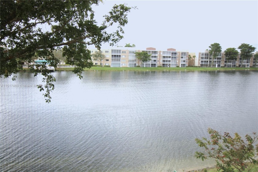 BEAUTIFUL LAKE VIEW CONDO WITH 2 BEDROOM AND 2 BATHROOMS. LOTS - Beach Condo for sale in Tamarac, Florida on Beachhouse.com