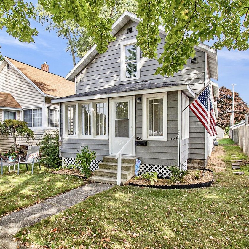 Cottage Near Lake Michigan! 3bed/1bath home with charming front - Beach Home for sale in Ludington, Michigan on Beachhouse.com