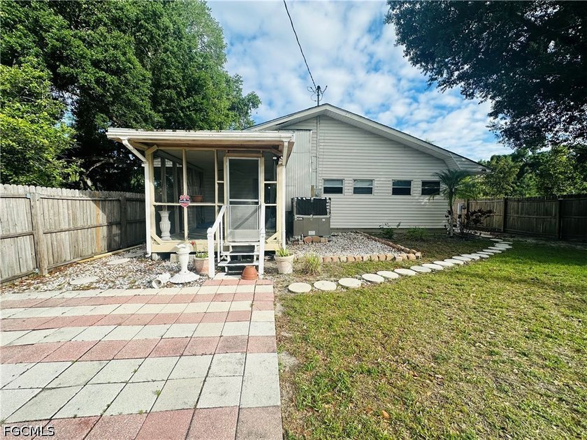 BRING YOUR offers - Spacious and FULL OF potential. This home - Beach Home for sale in Fort Myers, Florida on Beachhouse.com