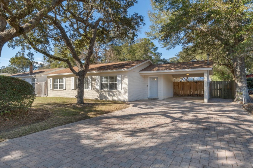 Welcome to your new home in the heart of Shalimar, FL. This - Beach Home for sale in Shalimar, Florida on Beachhouse.com