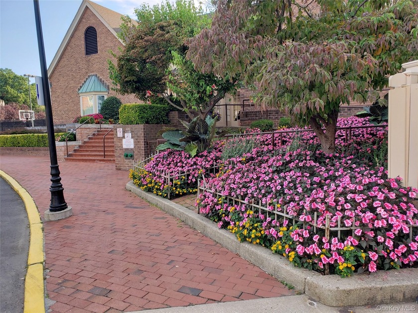 Please by appointment only Strong amenities list: Indoor/outdoor - Beach Condo for sale in Bayside, New York on Beachhouse.com