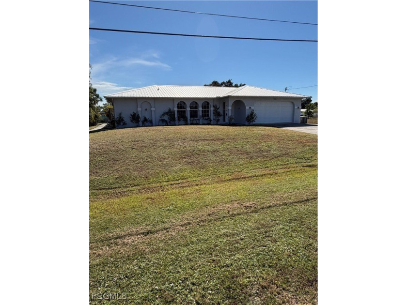 This HEATED POOL HOME is perfect for Florida living. This home - Beach Home for sale in North Fort Myers, Florida on Beachhouse.com