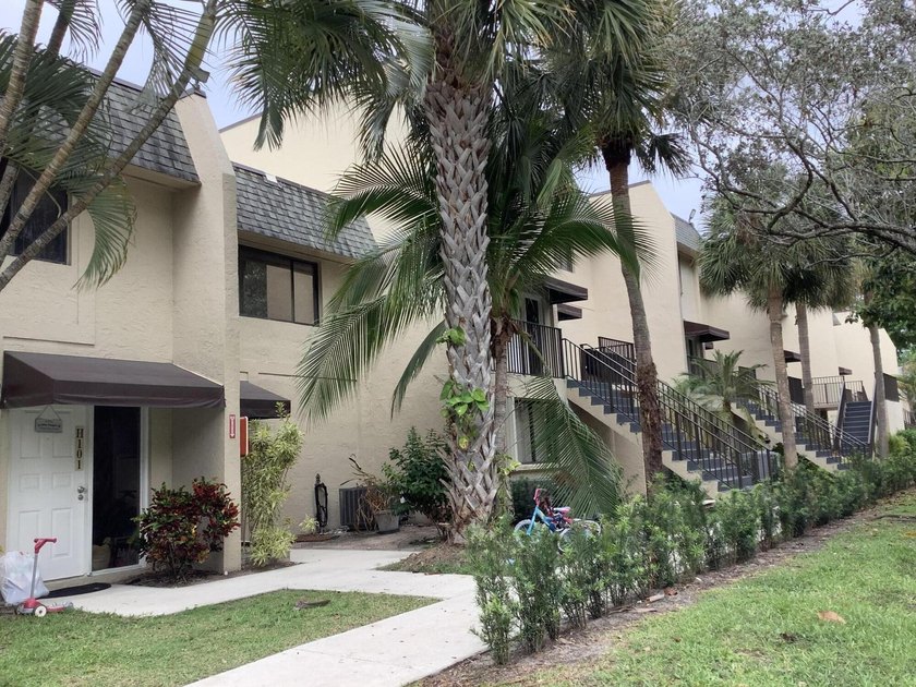 This beautifully renovated 2-bedroom, 2-bathroom townhouse is - Beach Condo for sale in Deerfield Beach, Florida on Beachhouse.com