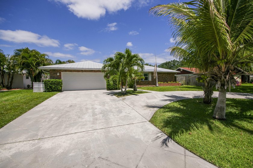 Enjoy the freedom of no HOA in this charming 4 bedroom, 2 bath - Beach Home for sale in Palm Beach Gardens, Florida on Beachhouse.com
