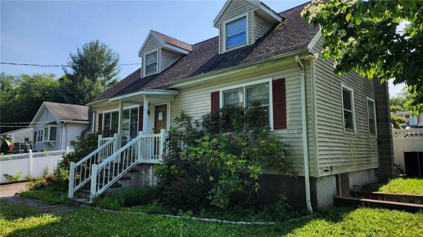 3 bedrrom cape with bonus room located on a large level fenced - Beach Home for sale in Kent, New York on Beachhouse.com