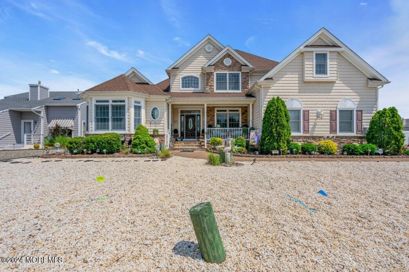 3050 sqft Waterfront home with 4 Beds, 3.5 Baths, and 2-Car - Beach Home for sale in Lanoka Harbor, New Jersey on Beachhouse.com