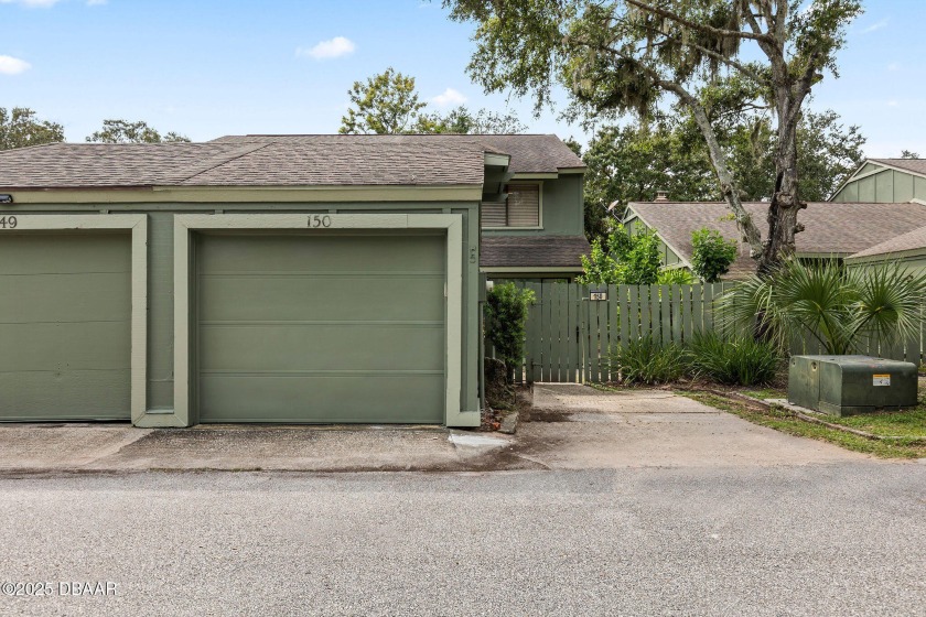 This 2-bedroom, 2.5-bath townhome with a 1-car garage offers a - Beach Townhome/Townhouse for sale in Ormond Beach, Florida on Beachhouse.com